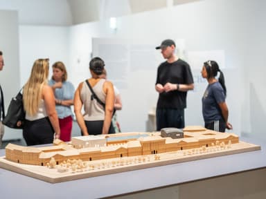 Kurzführung in ÖGS: Vision und Widerstand - Kultur & Unterhaltung in MuseumsQuartier Wien, wien